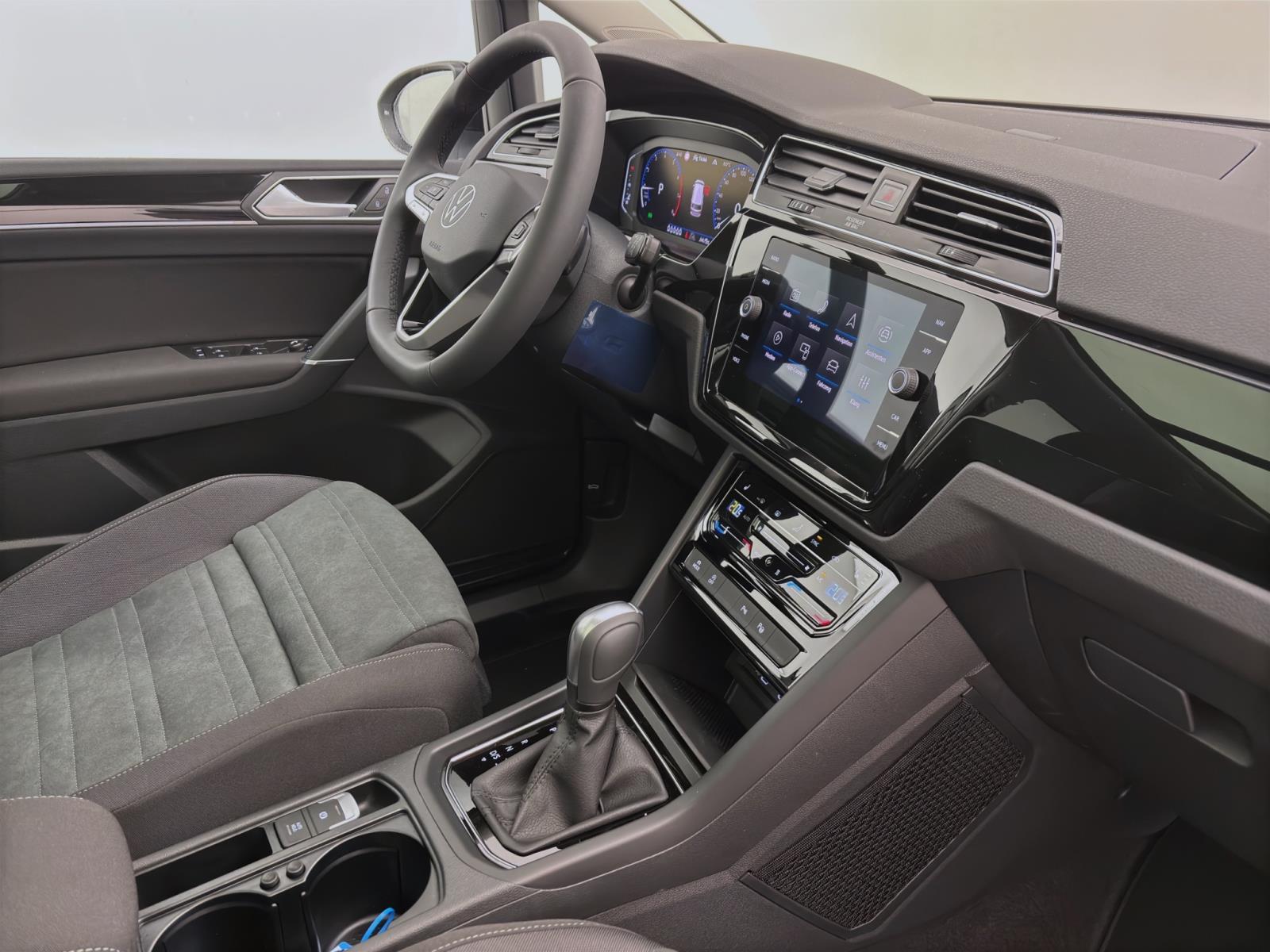 Volkswagen Touran 1.5 TSI DSG HIGHLINE STDHZG AHK PANO