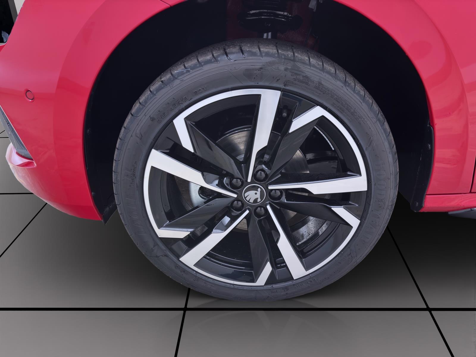 Skoda Kamiq MONTE CARLO DSG AHK PANO NAV KAM 18 WINTER+ MATRIX