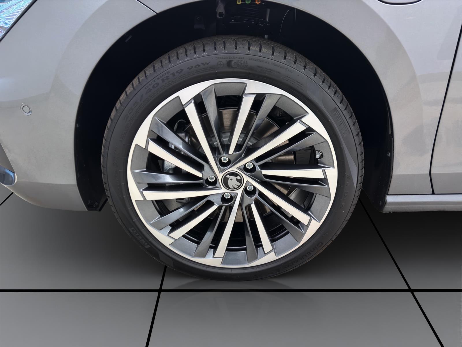 Skoda Superb COMBI iV L&K AHK PANO NAV DCC 19 CANTON ASSISTENZ+