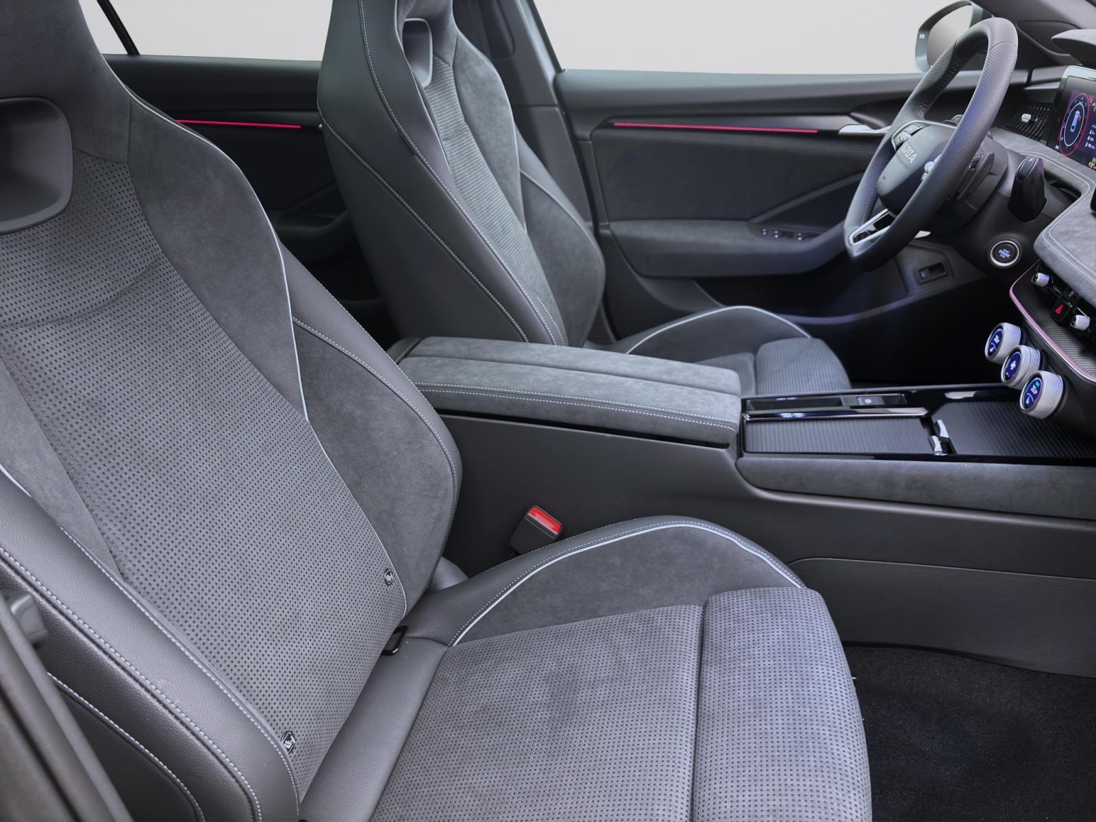 Bild 15: Skoda Superb COMBI SPORTLINE 4X4 AHK PANO STANDH 19 360° NAV ASSISTENZ+