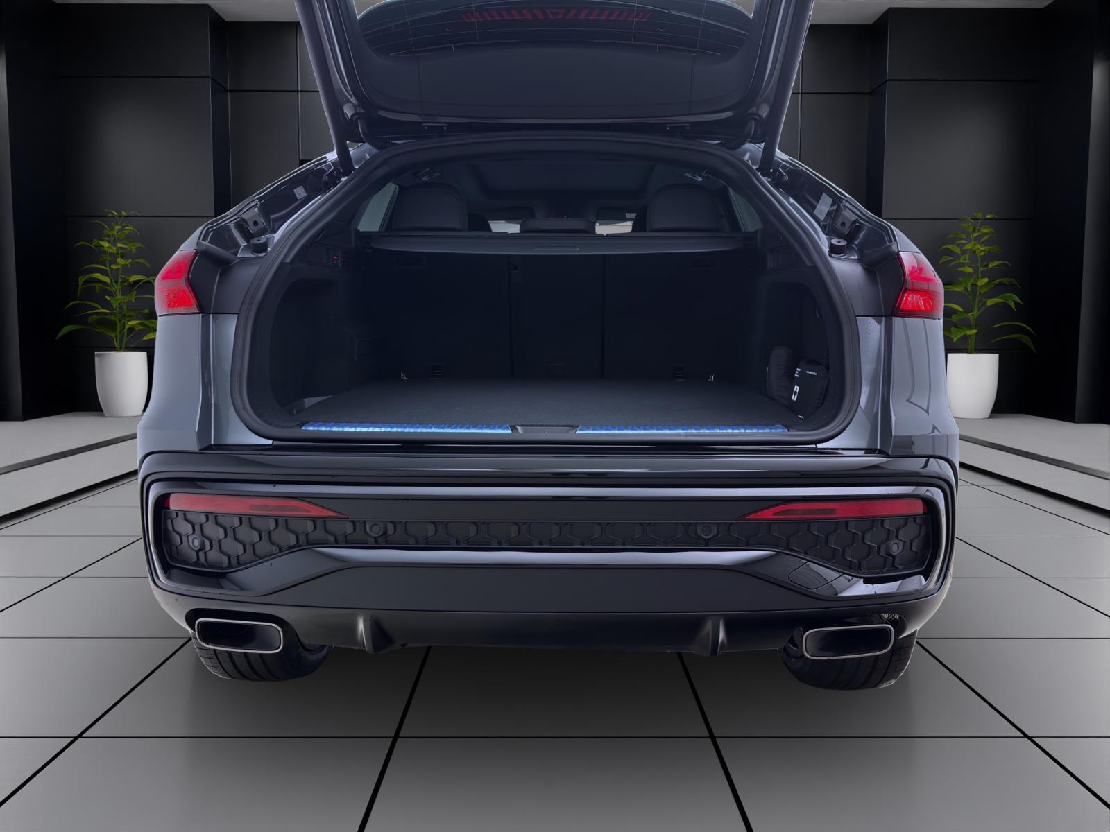 Bild 3: Audi Q5 Sportback e-Hybrid 270 kW quattro edition one mythosschwarz