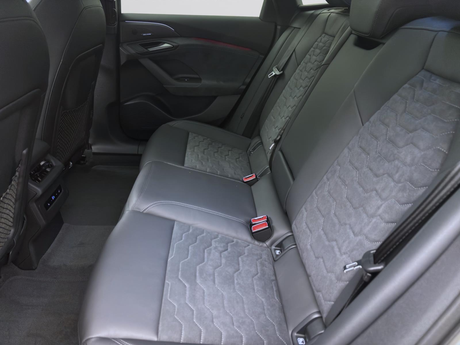 Bild 14: Audi A6 e-tron Avant performance AHK PANO S LINE B&O