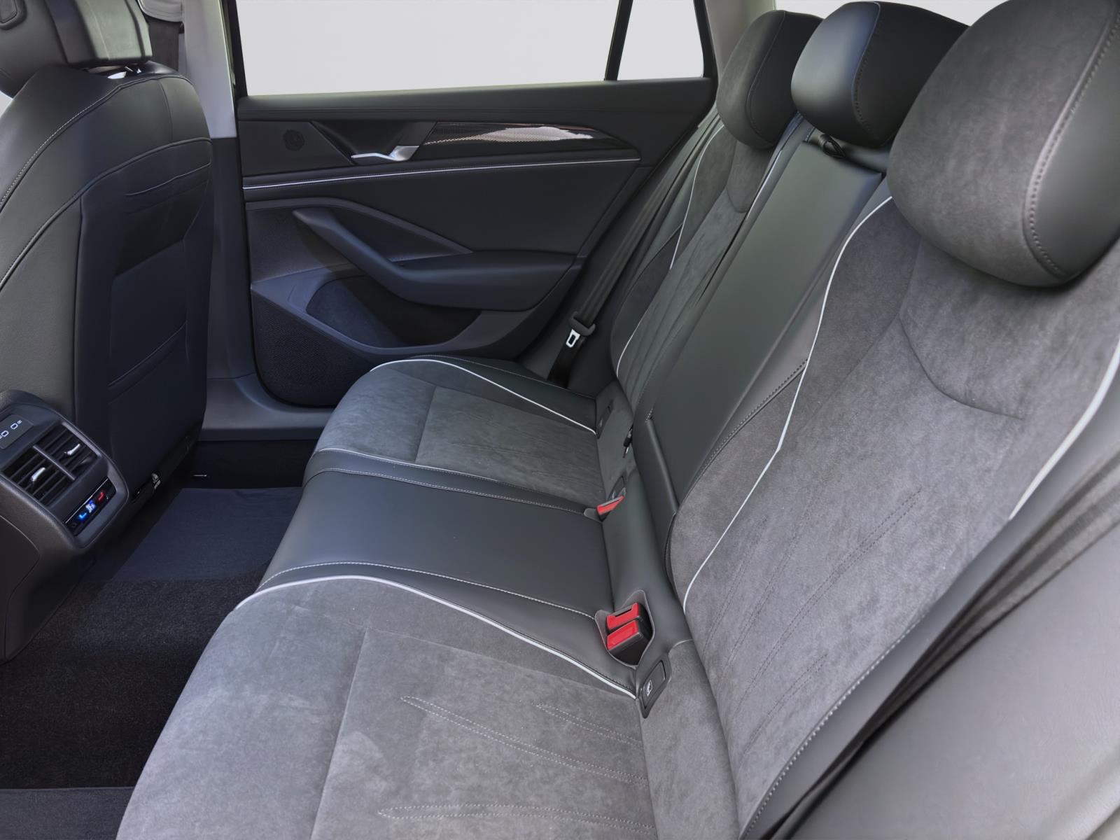 Bild 12: Volkswagen Passat Variant 2.0 TDI DSG BUSINESS AHK NAVI SHZG HuD