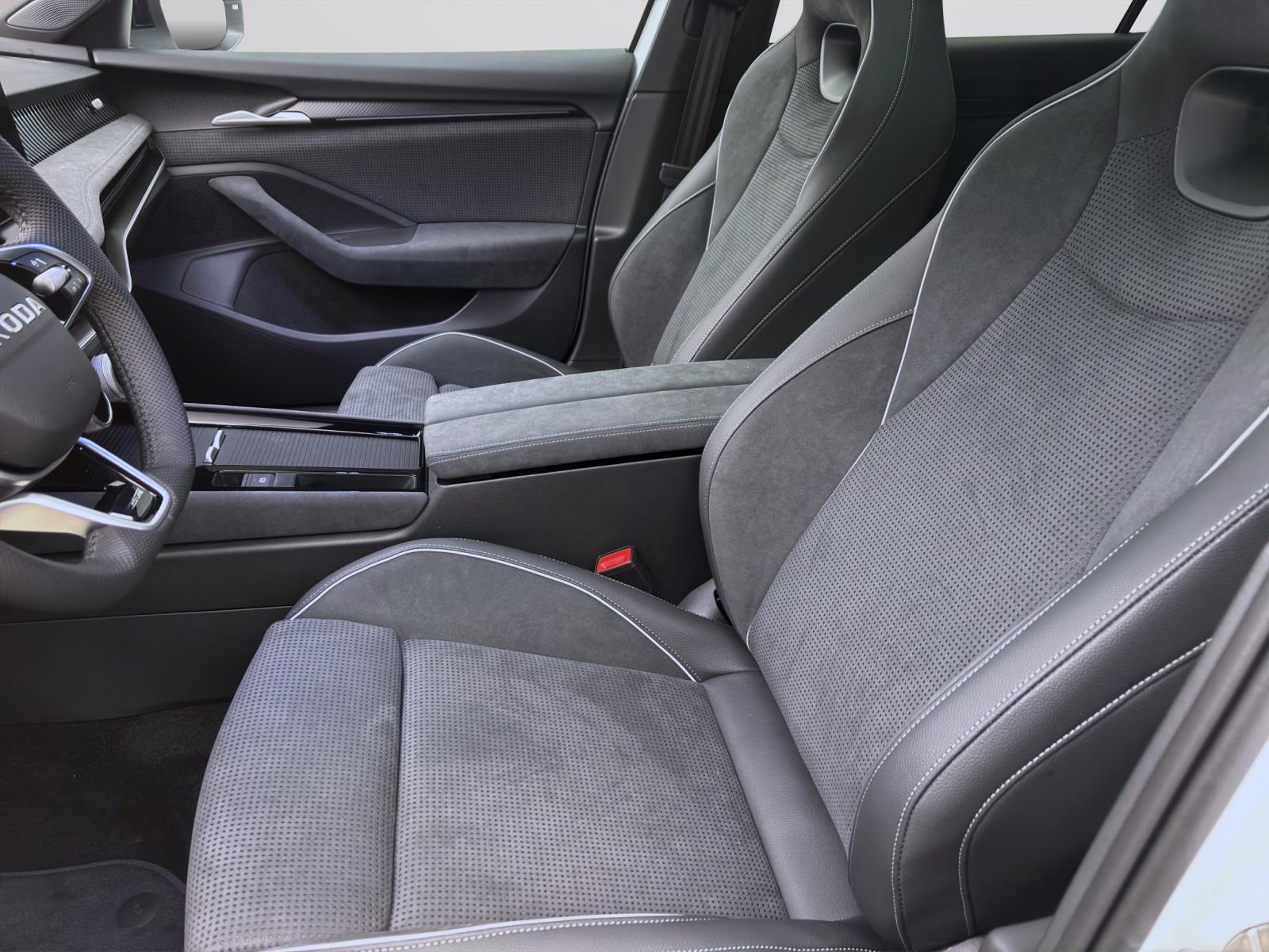 Bild 8: Skoda Superb COMBI SPORTLINE 4X4 AHK PANO STANDH 19 NAV+ ASSISTENZ+ CANTON