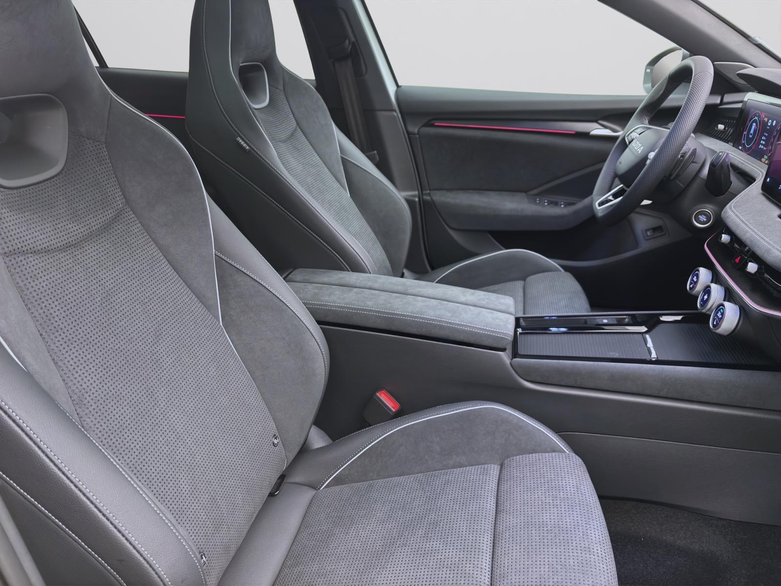 Bild 15: Skoda Superb COMBI SPORTLINE 4X4 AHK PANO STANDH 19 NAV+ ASSISTENZ+ CANTON