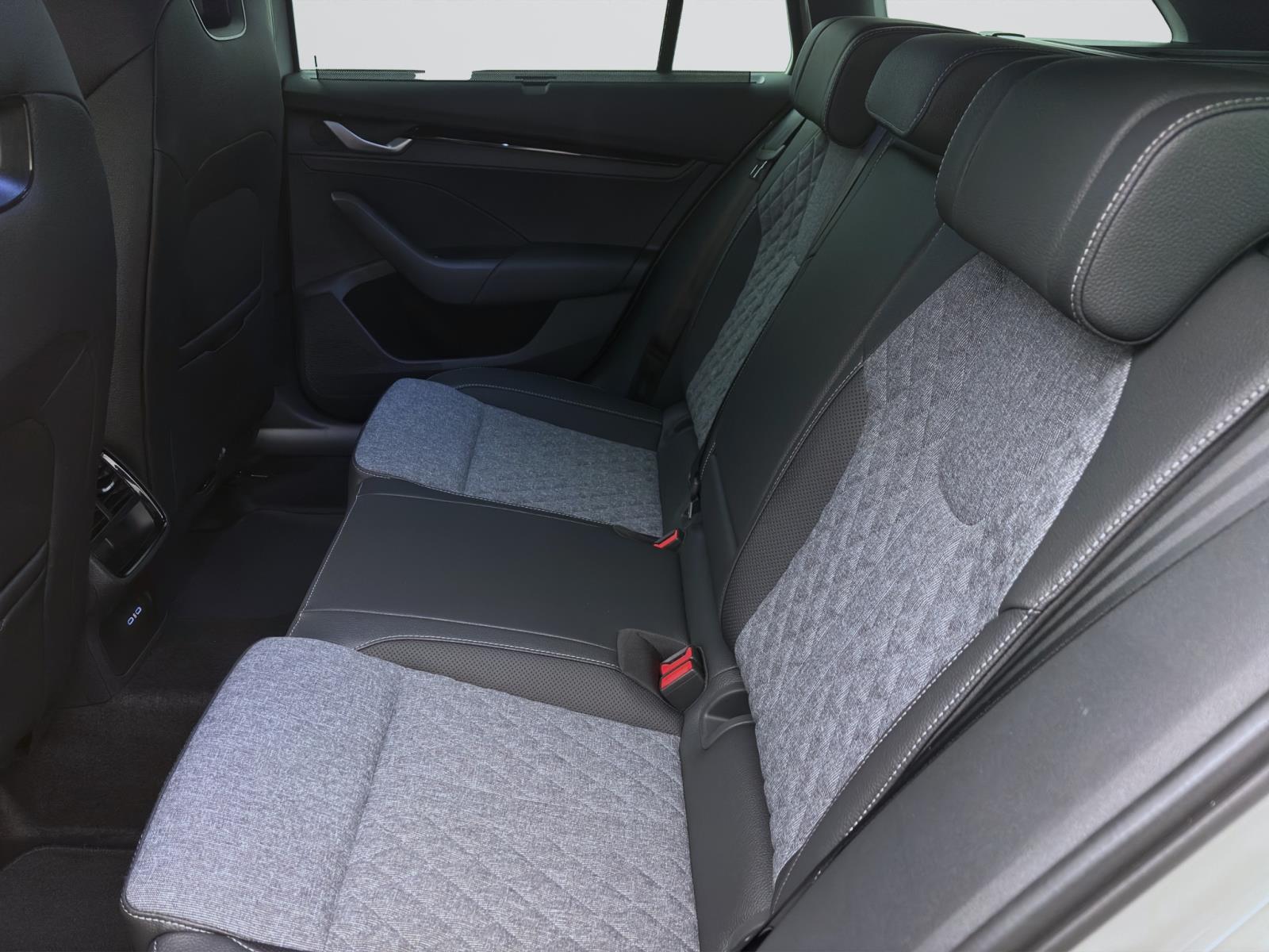 Bild 14: Skoda Octavia COMBI SPORTLINE DSG AHK NAV KAM LICHT&SICHT 18 CANTON