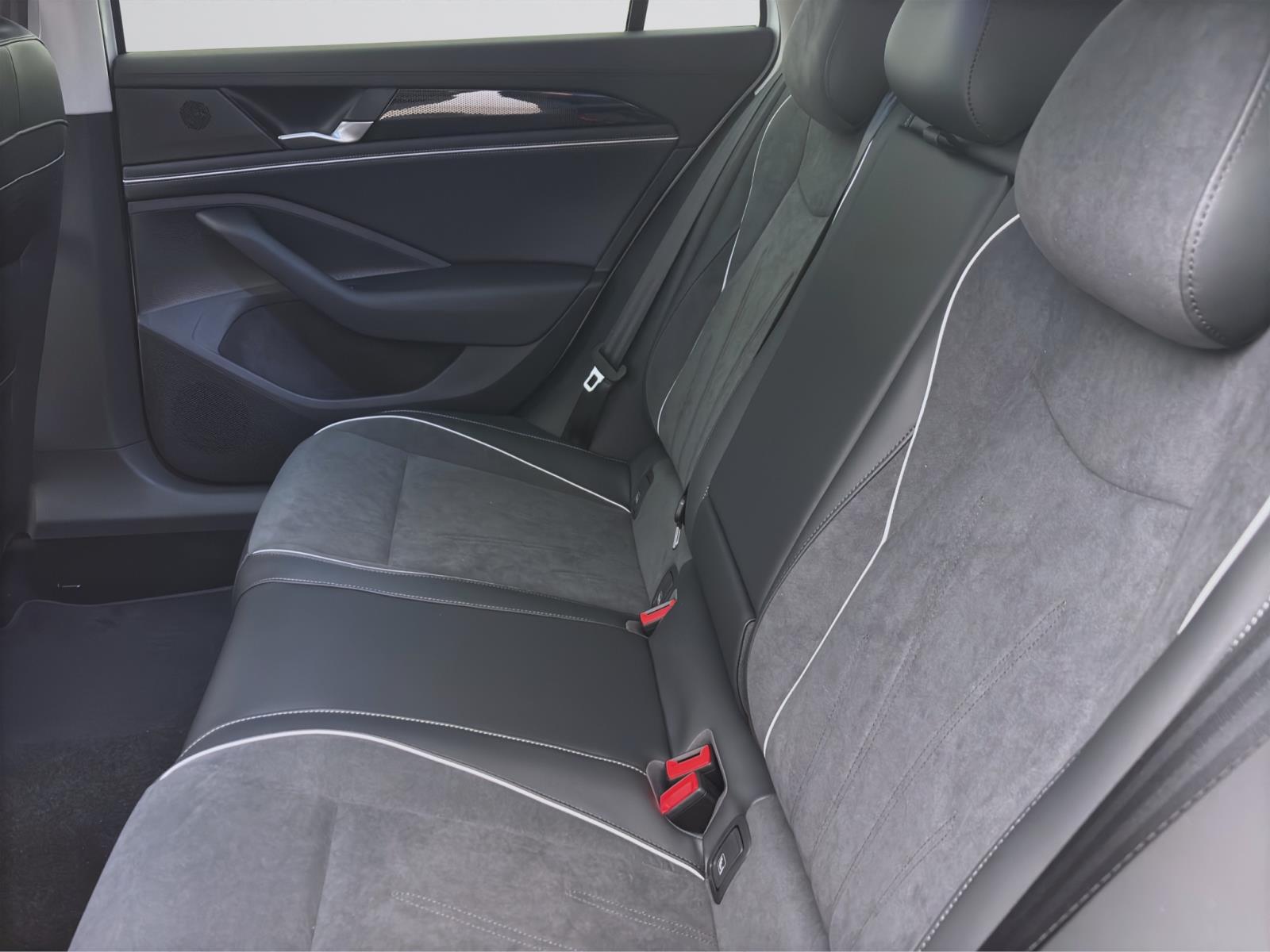 Bild 13: Volkswagen Passat Variant 1.5 eTSI DSG BUSINESS IQ.LIGHT NAVI HuD LM17