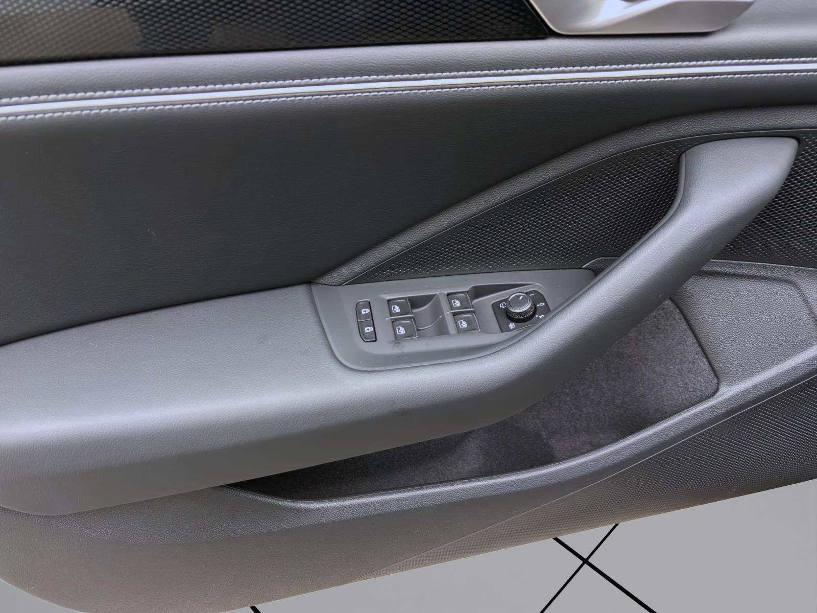 Bild 9: Volkswagen Passat Variant 1.5 eTSI DSG BUSINESS IQ.LIGHT NAVI HuD LM17