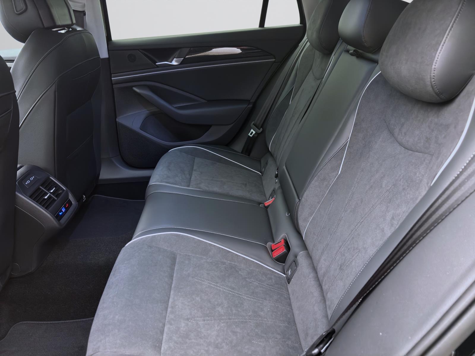 Bild 14: Volkswagen Passat Variant 1.5 eTSI DSG BUSINESS IQ.LIGHT NAVI HuD LM17